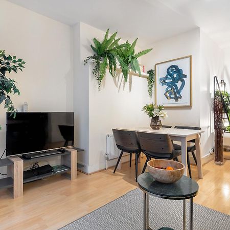 Elegant Kensington Apartment With Patio London Kültér fotó