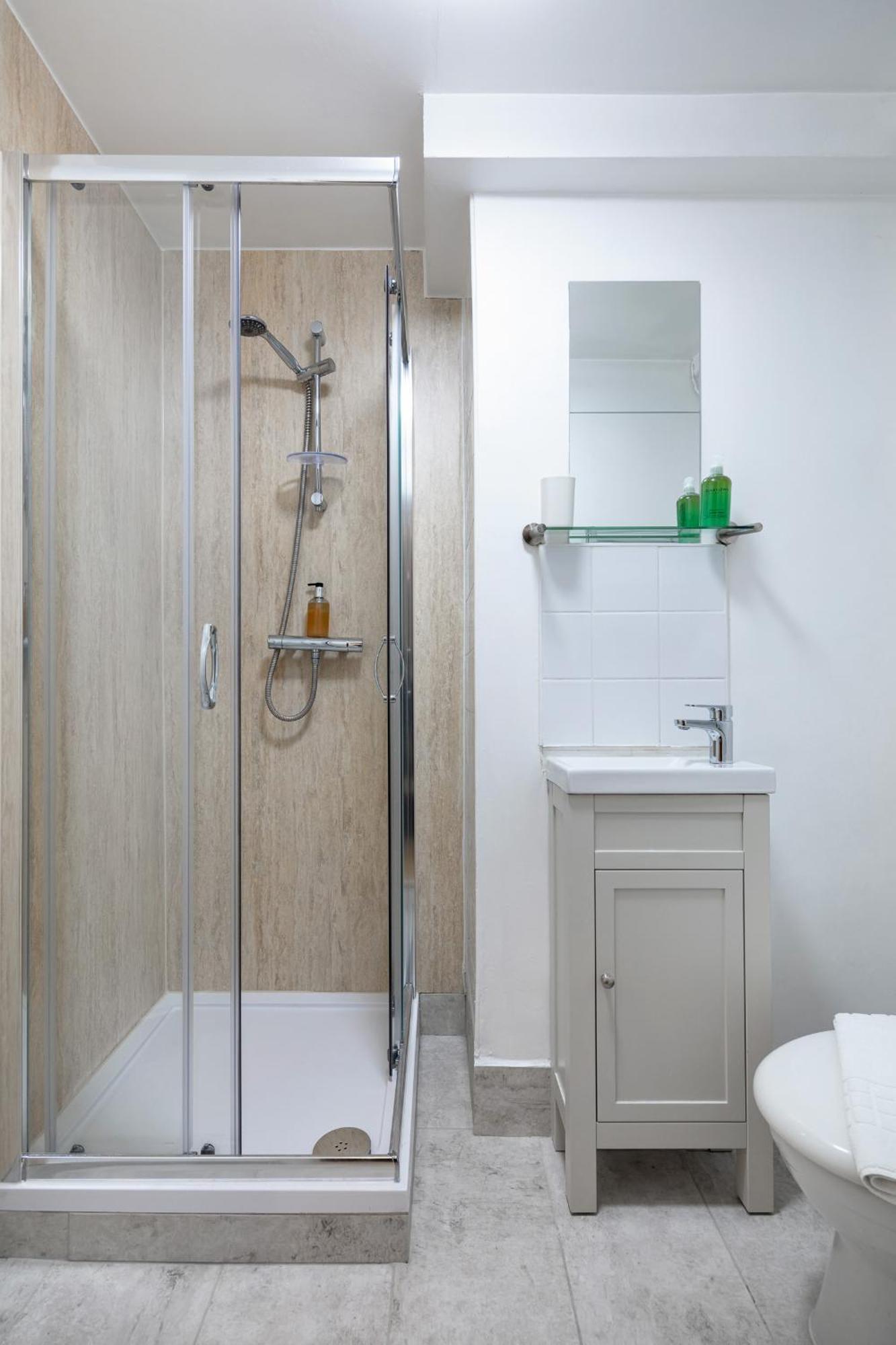 Elegant Kensington Apartment With Patio London Kültér fotó