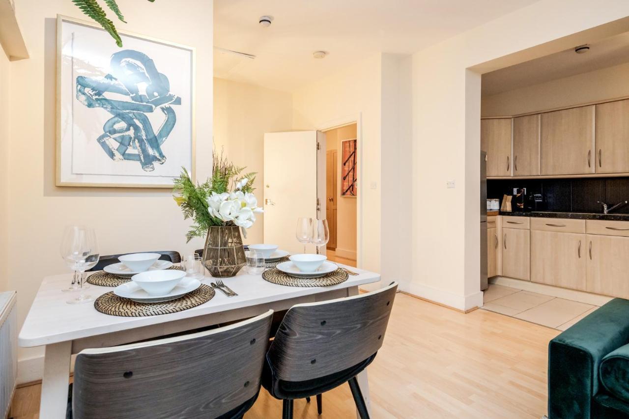Elegant Kensington Apartment With Patio London Kültér fotó