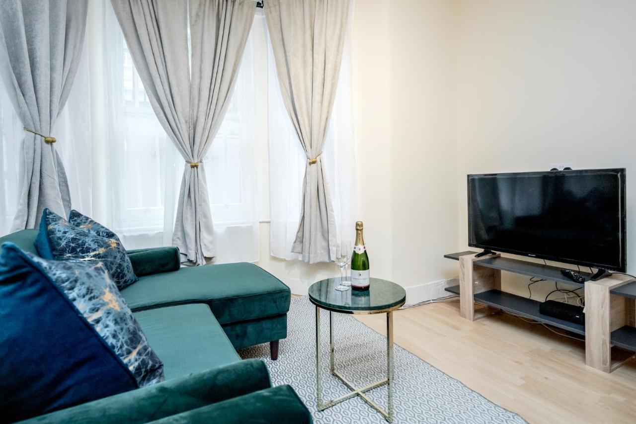 Elegant Kensington Apartment With Patio London Kültér fotó