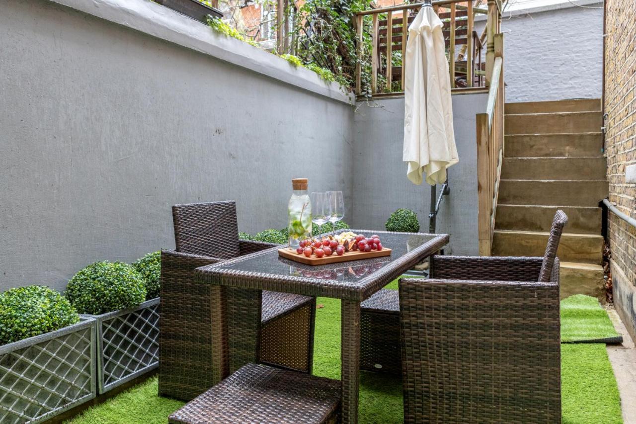 Elegant Kensington Apartment With Patio London Kültér fotó