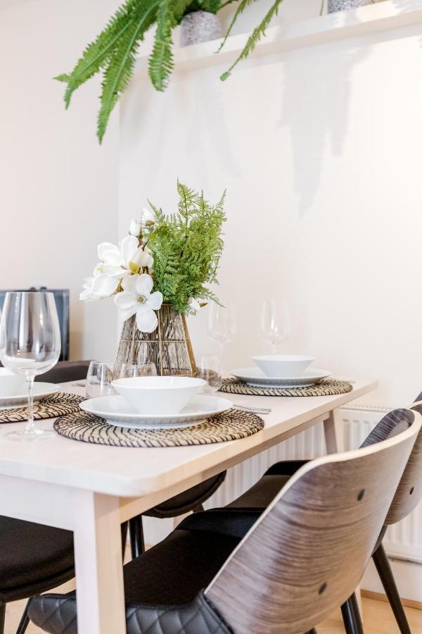 Elegant Kensington Apartment With Patio London Kültér fotó