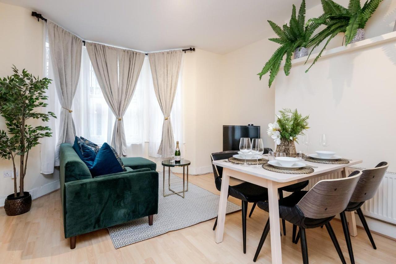 Elegant Kensington Apartment With Patio London Kültér fotó