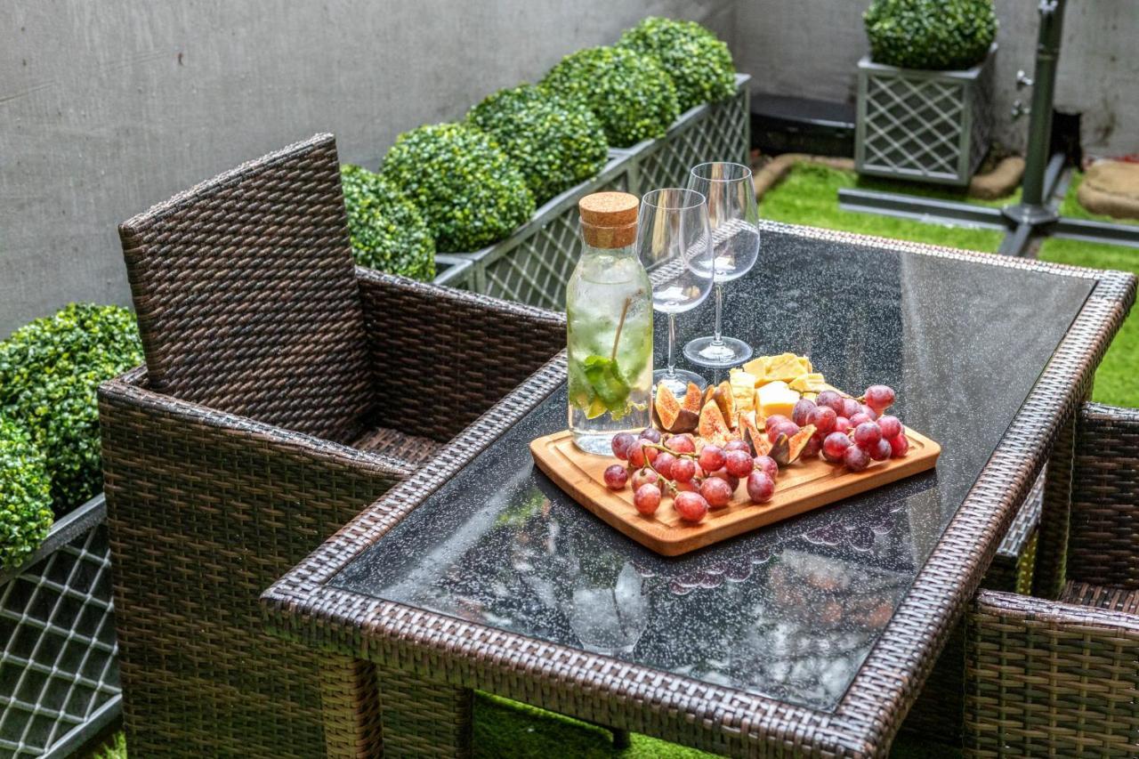 Elegant Kensington Apartment With Patio London Kültér fotó