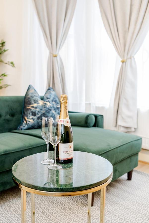 Elegant Kensington Apartment With Patio London Kültér fotó