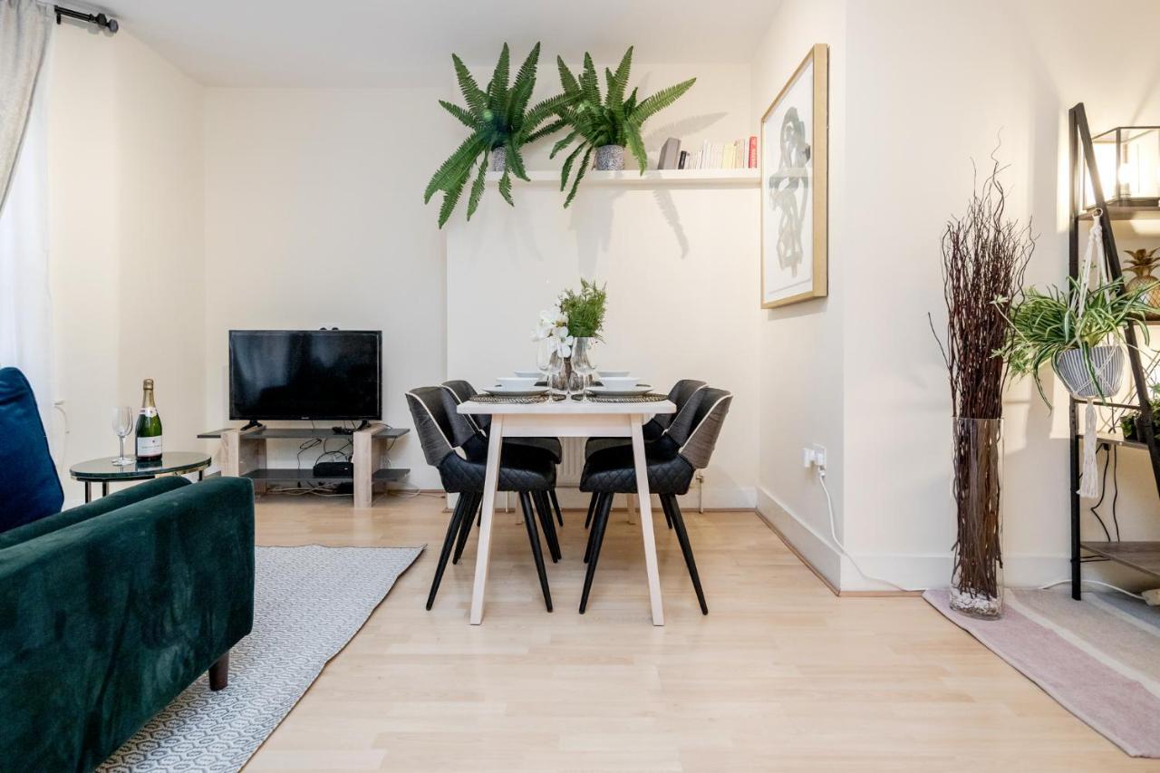Elegant Kensington Apartment With Patio London Kültér fotó